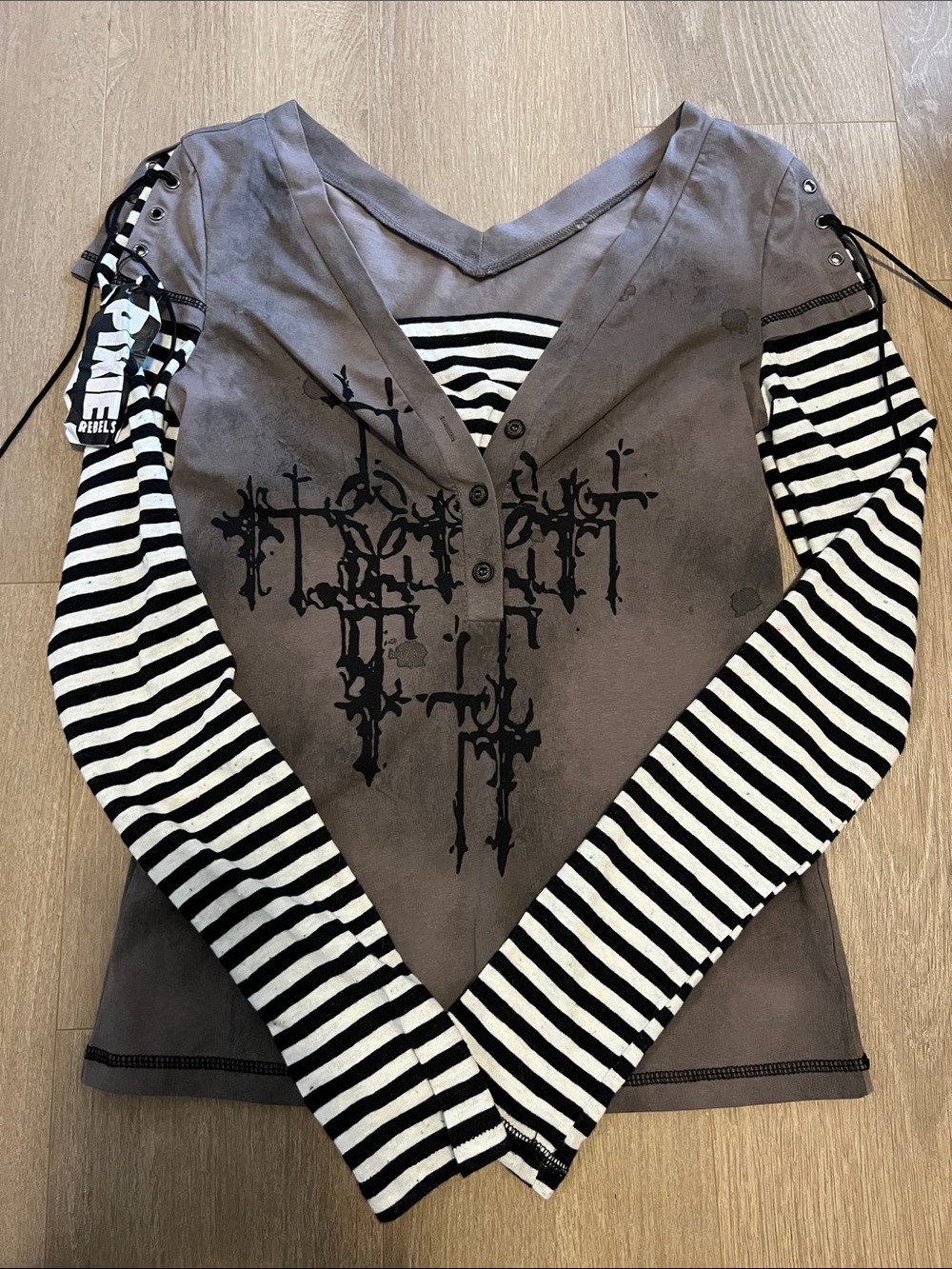 long-sleeved grunge style tee